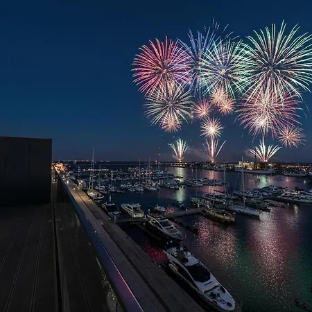 Faltom 26 Yacht Park Z Tarasem Parking Gdynia